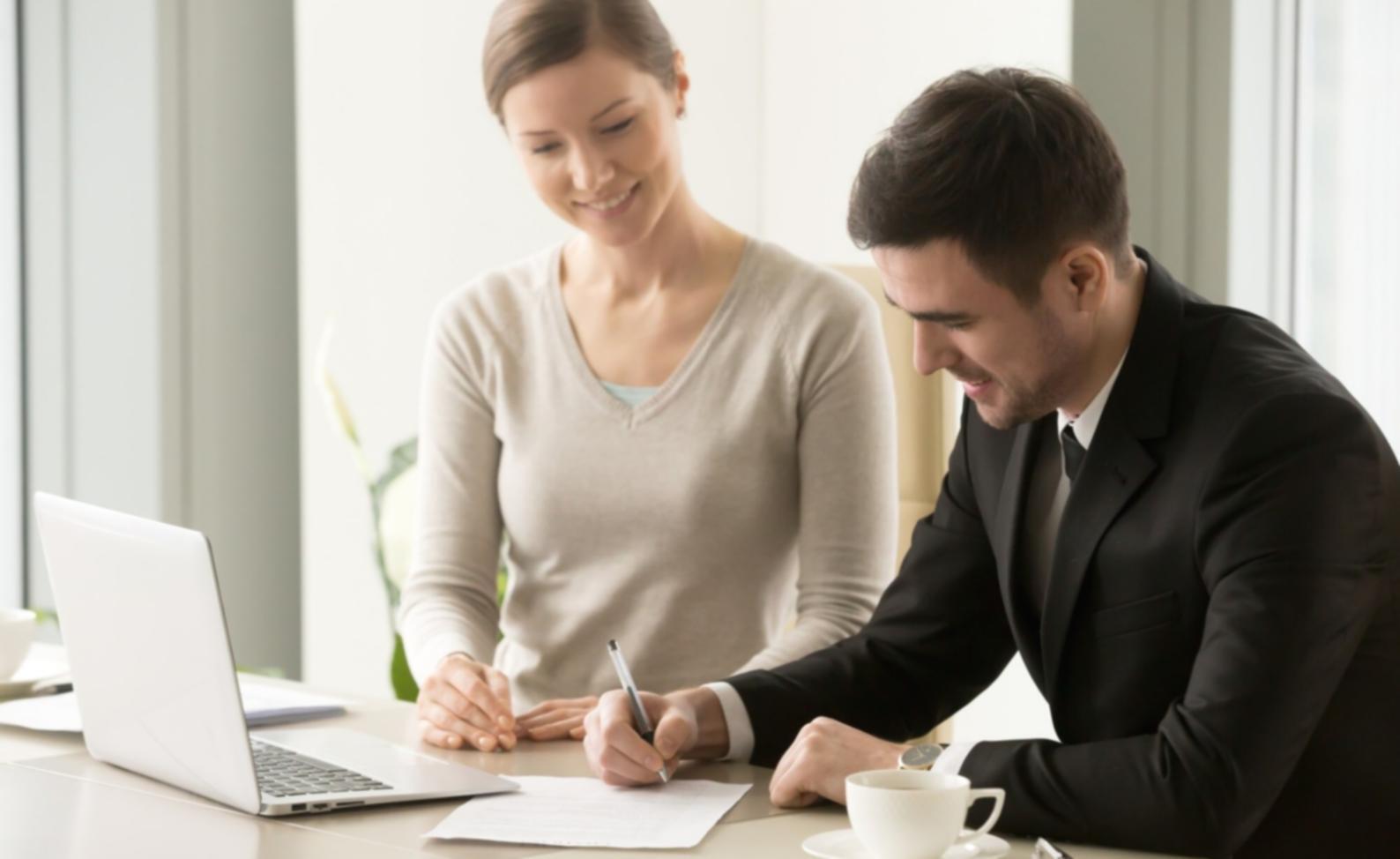 Personne réfléchissant sur ses finances dans un environnement calme